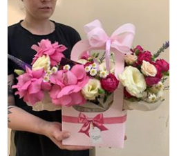 Цветочная композиция в стильной сумочке