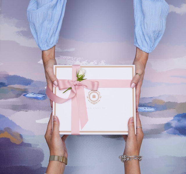 Дарит подарок olivia-bollen-3BvVFcZIL7I-unsplash Дарит подарок