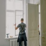 Мастер ремонтирует
