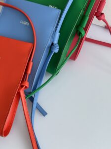 Лаконичная, универсальная и яркая малышка — женская сумка Изи Ми!

С ней легко и удобно. Комплектовать с одеждой не сложно. С джинсами и футболкой, с легким платьем и кедами, с любой обычной повседневной одеждой — с ней всё на изи!

Добавляем красок в весенне-летний гардероб!

Размер: 14 см * 20 см * 4,5 см.
Состав: натуральная кожа.
Замок: скрытые магниты.
Снаружи карман для карты (удобно для карт метро).